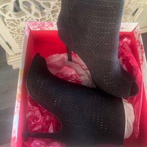 Women’s clothes & shoes